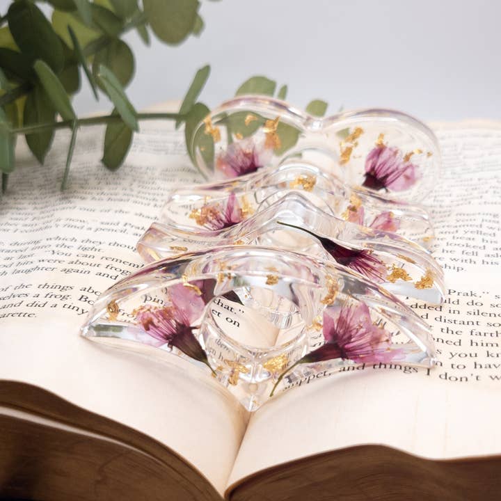 Porte-pages de livre floral, épandeur de pages avec pouce en forme de fleur pour la vente par Botanically Bookish