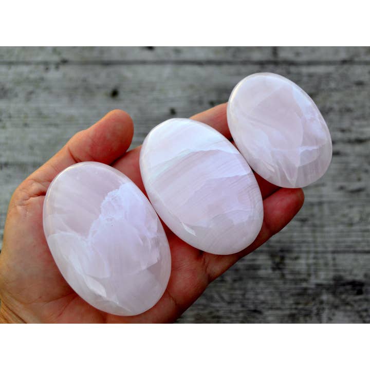 Palmier rose en mangano calcite (55 mm - 90 mm) pour la vente par Kaia & Crystals