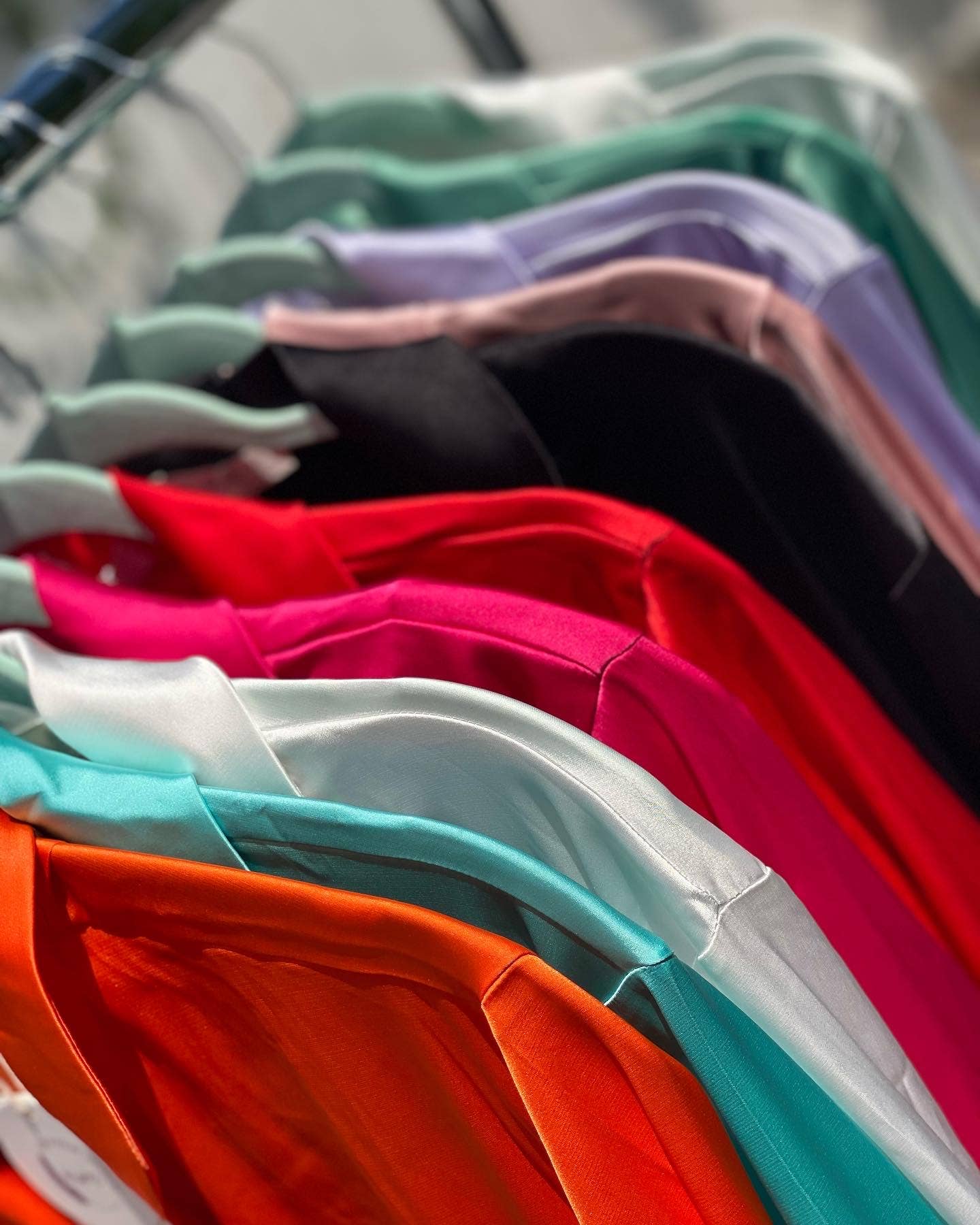 Plume AF Design - Vente Haut et bas de pyjama – femme - Pyjama extensible en satin avec garniture en plumes d'autruche amovible16