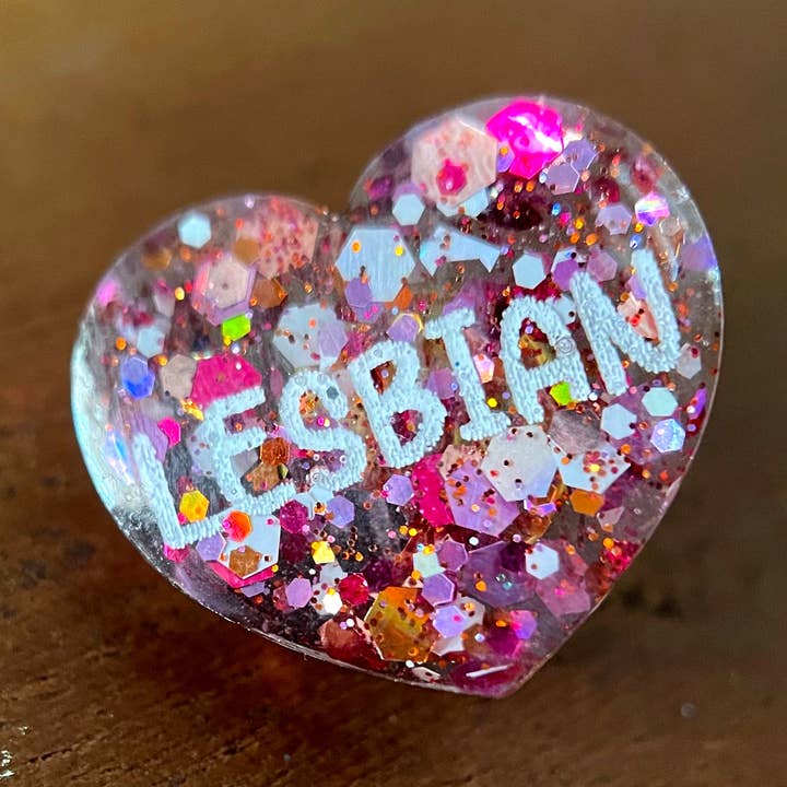 Lesbisch - LGBTQIA+ Pride Reversspeld met glitter voor wholesale door Restrained Grace