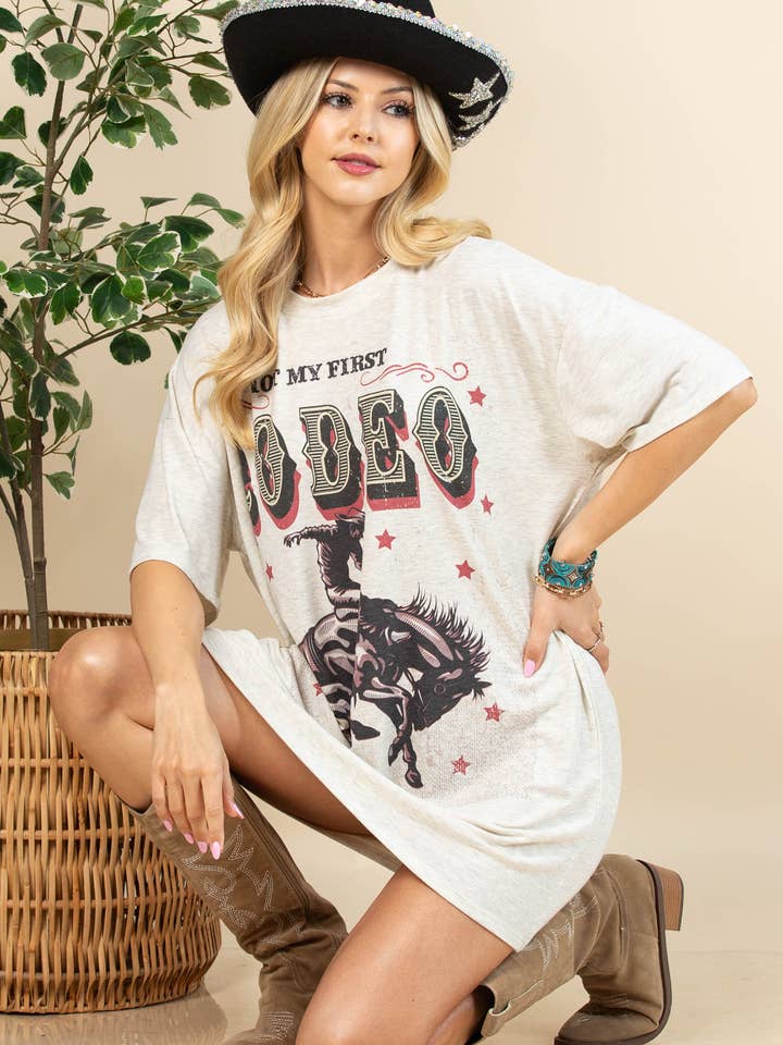 AV1202-ROBE-T-SHIRT GRAPHIQUE « PAS MON PREMIER RODÉO » DE JOSIE pour la vente par Avery