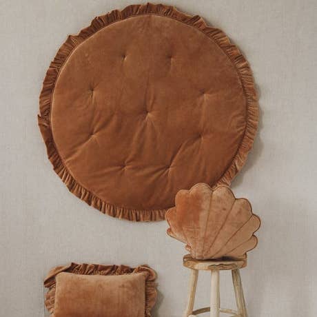 Moi Mili – wholesale Throw/decorative pillow – Soft Velvet Pillow with Frill “Caramel”3