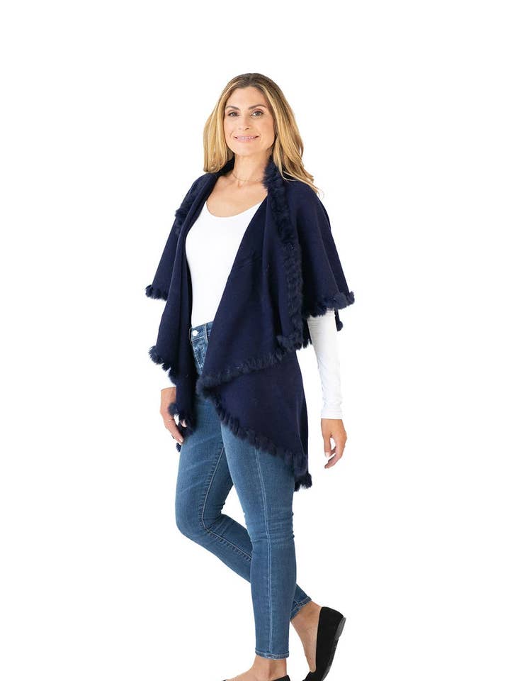 Sjal i marinblå med pälsdetaljer för wholesale av Heidi Kagan Designs, LLC.