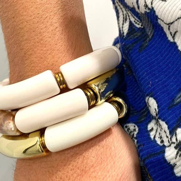 Elastische armband van kunsthars met een dikte van 1 cm in wit en goud voor wholesale door Misdi By Diane