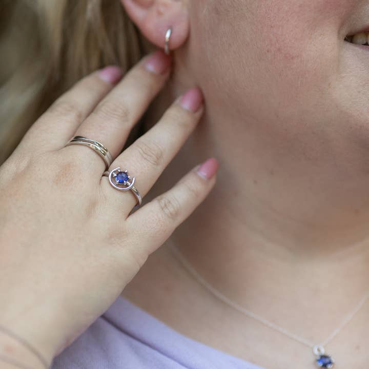 Créoles Huggie simples pour la vente par Chouette Designs