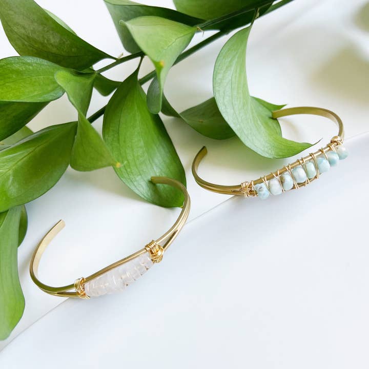 Bracelet manchette avec pierres précieuses assorties | Laiton | Réglable pour la vente par Champagne on a Wednesday