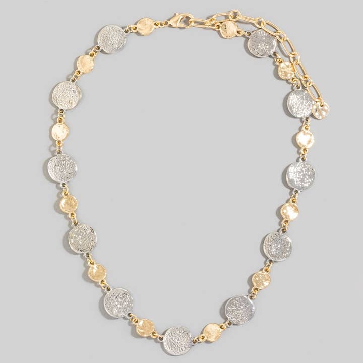 Collar de cadena con monedas martilladas metálicas para venta al por mayor de The Looks by Fame Accessories