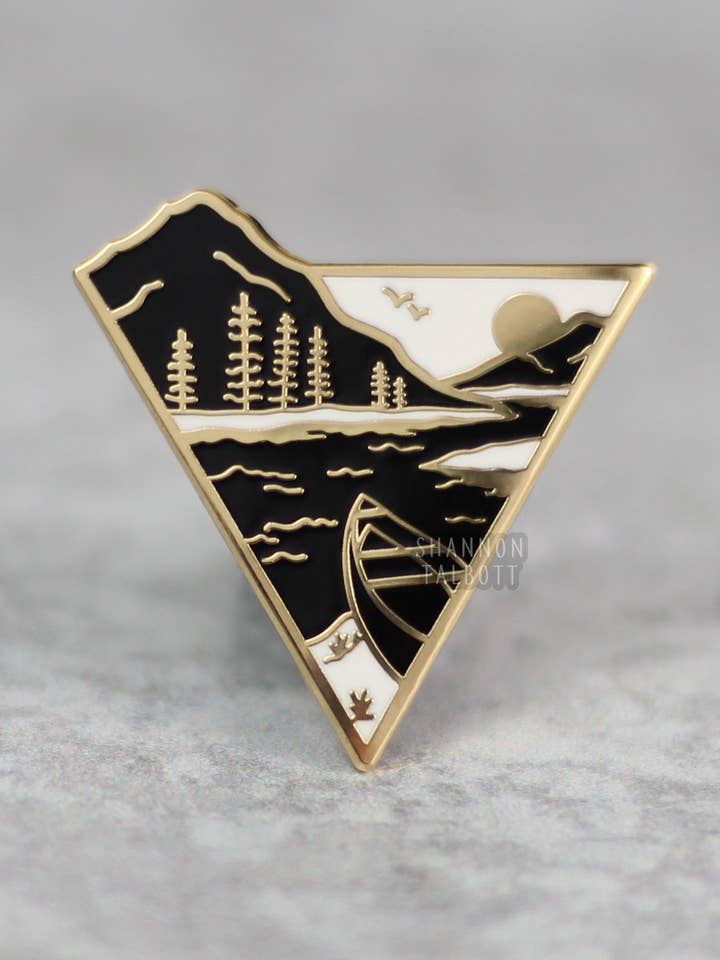 Rivier Wandelen Berg Reizen Liefhebber Emaille Speld - Goud voor wholesale door Shannon Talbott