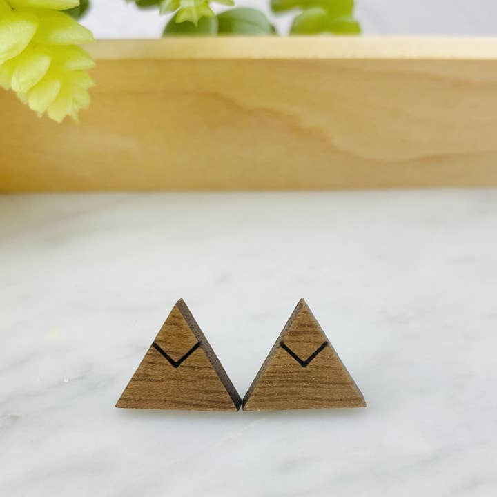 Boucles d'oreilles en bois | Triangle + Mountain pour la vente par LEEWOOD + CO.