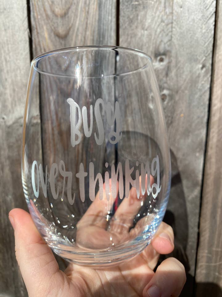 Verre à vin sans pied « Busy Overthinking » pour la vente par Myrias Creations LLC