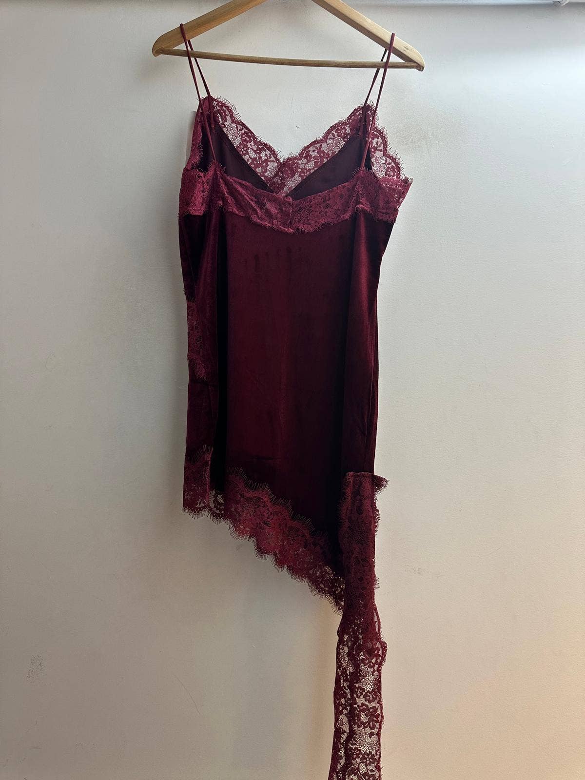 LORIANE – Vestido - Mulher por atacado – 7439V Vestido curto assimétrico de alças em veludo1