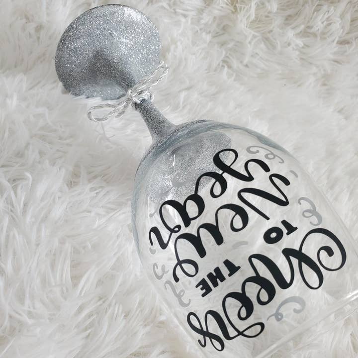 Tots And Tumblers Art – wholesale Wine glass – Cheers to the New Year Silver Glittered Stemmed Wine Glass8