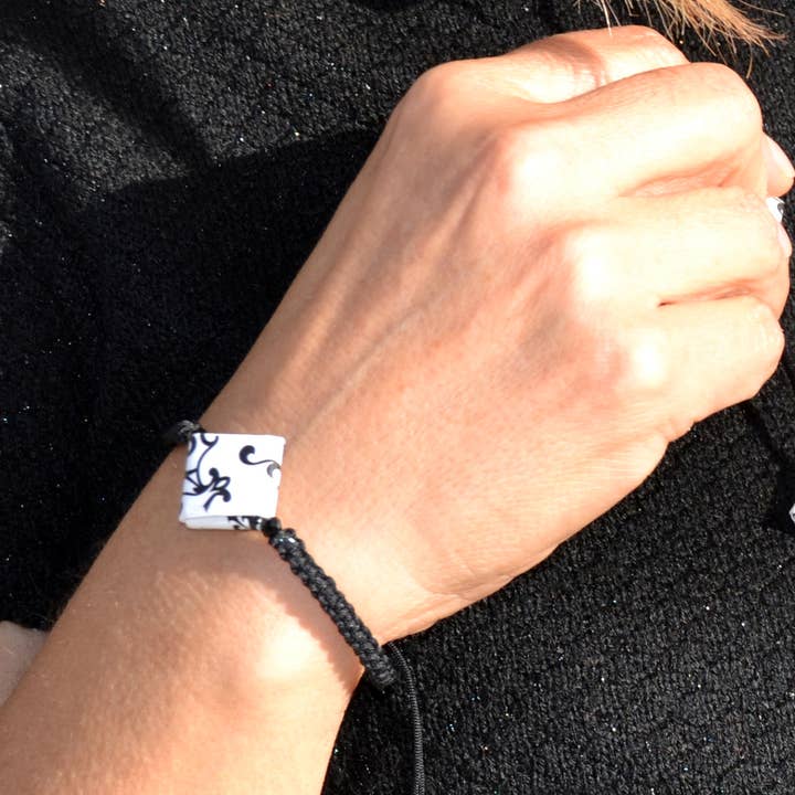 Bracciali con filo di seta per la vendita all'ingrosso da parte di strambótica