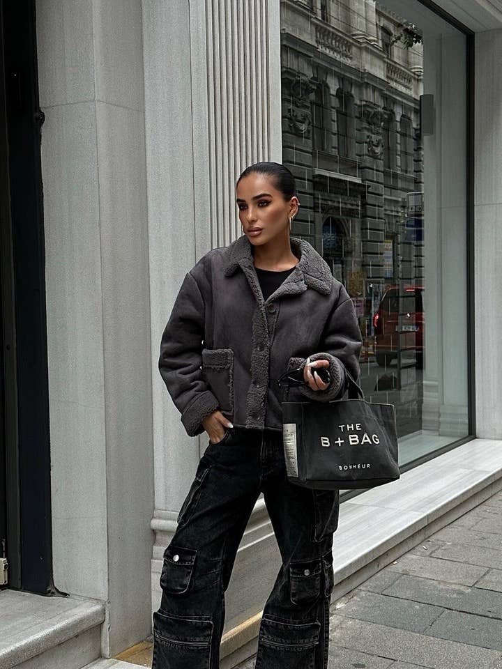 Veste en daim gris avec fourrure intérieure (copie) (copie) (copie) (copie) pour la vente par Dressentials