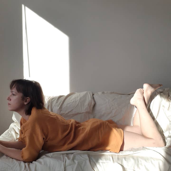 V-hals mini kjole - flere farver for engroshandel hos Cocoa Figgy