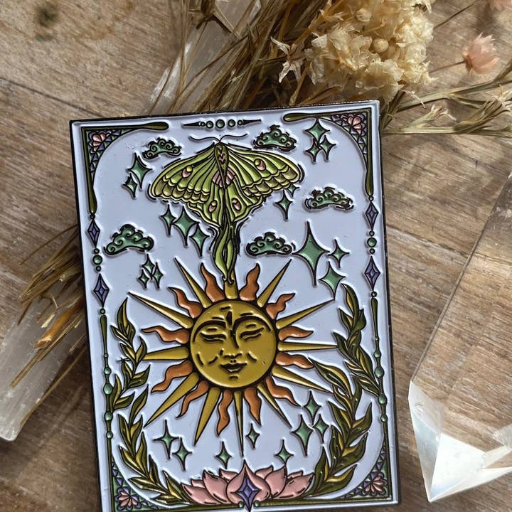 Enlighten - Wholesale Reversspeld/knoop - Luna Mot en Zon Speld – Draagbare Kunst, Tarot-geïnspireerd Ontwerp, Hoedenspeld, Reversspeld, Luna Mot Kunst, Boho Accessoires door Melanie Bodnar5