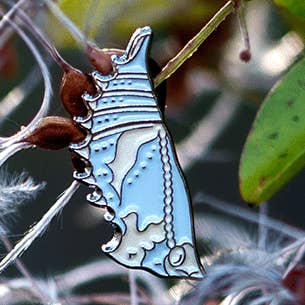 Trauermantel-Puppen-Emaille-Pin für den Großhandel von The Roving House