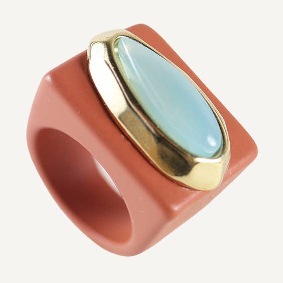 Boho-Ring in Caldera-Farbe mit blauem Quarz von ÉMOLO für den Großhandel von ÉMOLO