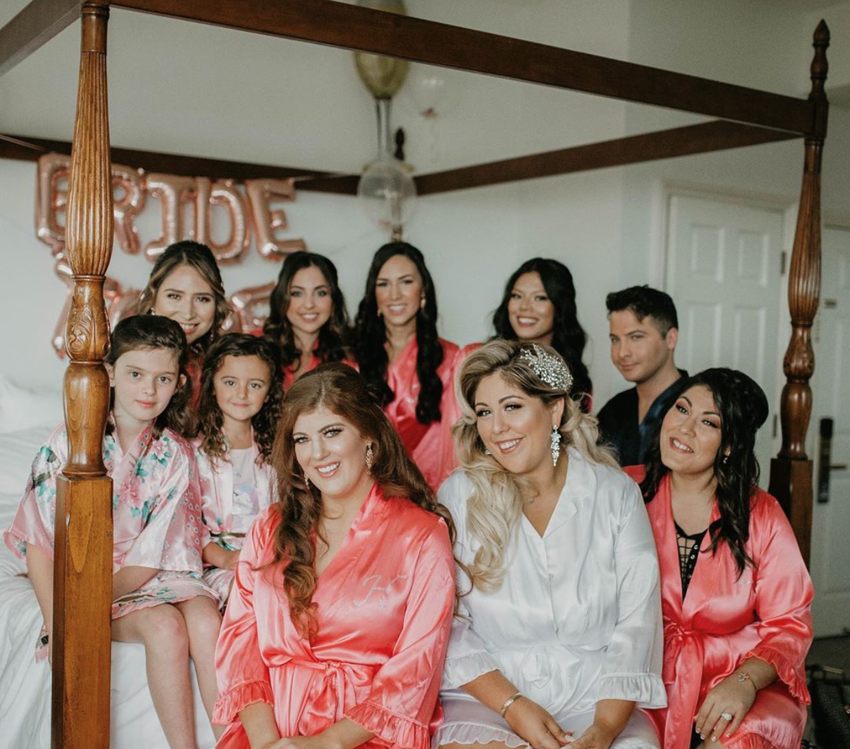 GiftsbyPR – Großhandel Bademantel – Damen – Korallenfarbener Satin-Bademantel für Brautjungfern, personalisierbare Satin-Bademäntel3