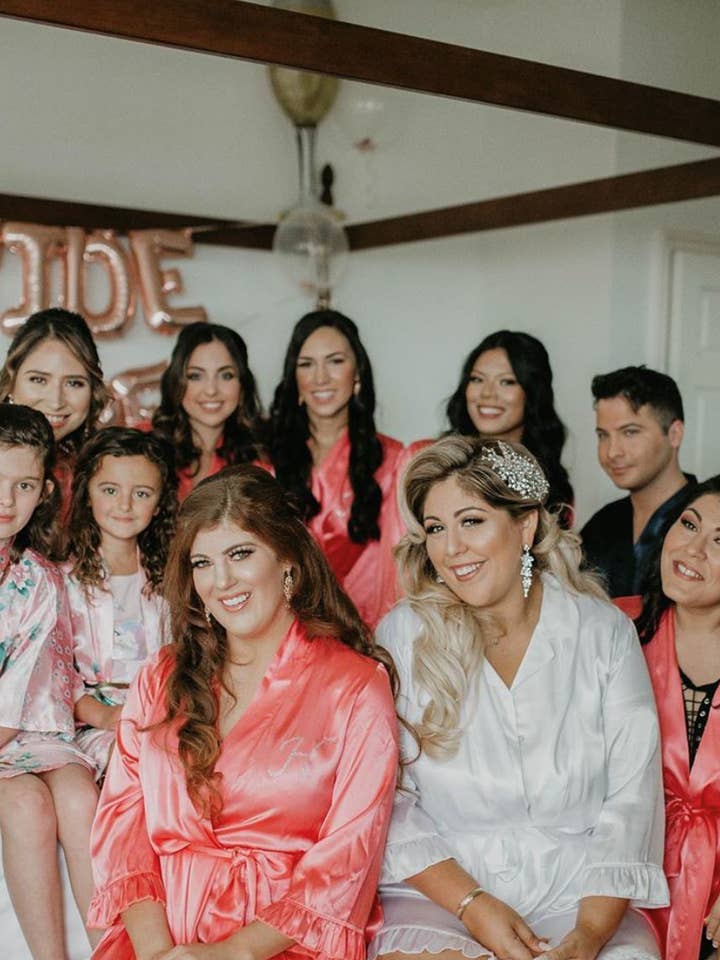 GiftsbyPR – Großhandel Bademantel – Damen – Korallenfarbener Satin-Bademantel für Brautjungfern, personalisierbare Satin-Bademäntel3