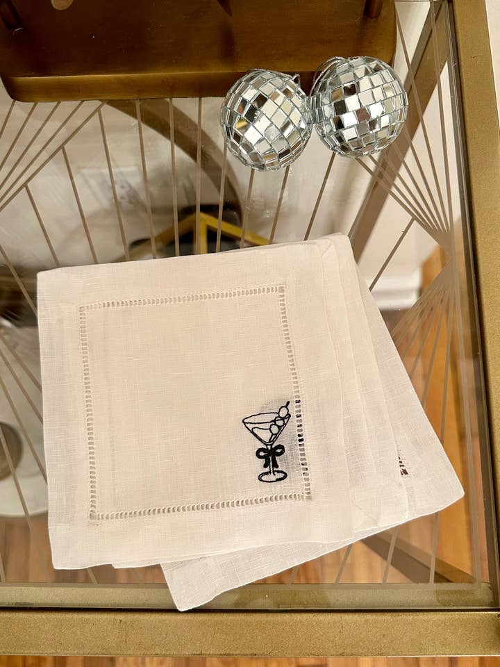 Tovagliolo da cocktail ricamato Dainty Dirty Martini (Set di 4) per la vendita all'ingrosso da parte di Winston & Waverly