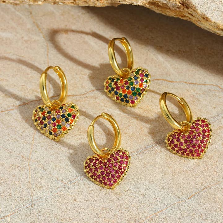 Boucles d'oreilles cœur en or 18 carats pour la Saint-Valentin romantique pour la vente par Yaya's Luxe Wholesale