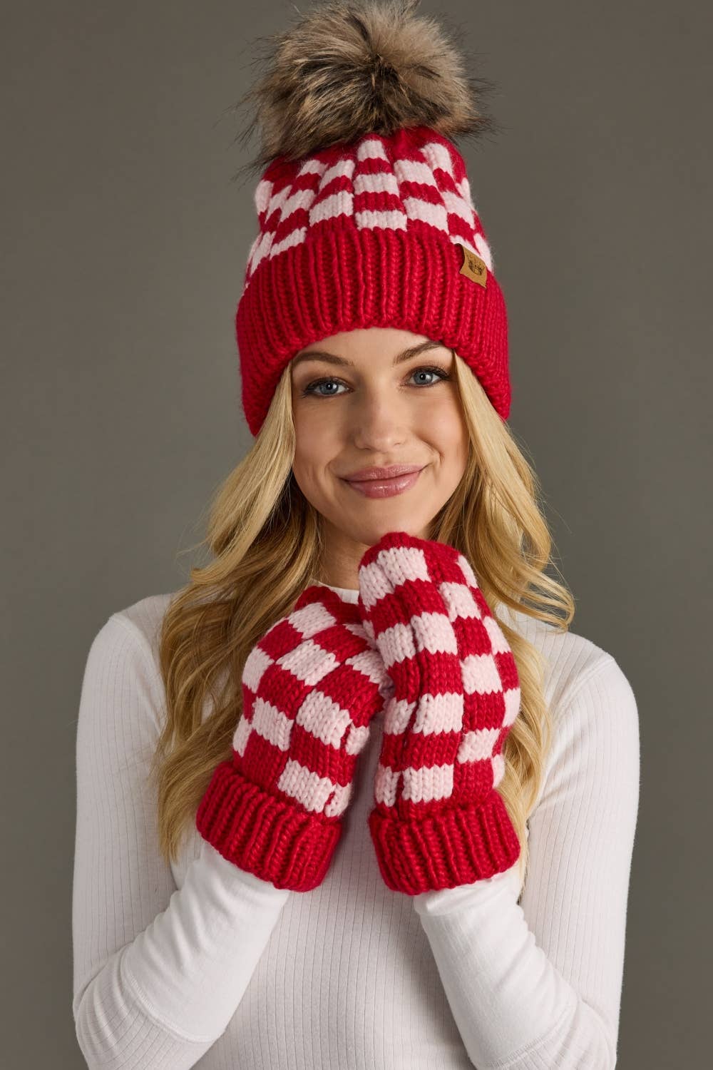 Panache Apparel Co. – Engroshandel Beanie - Dame – Rød og lyserød ternet pom-pom hat4