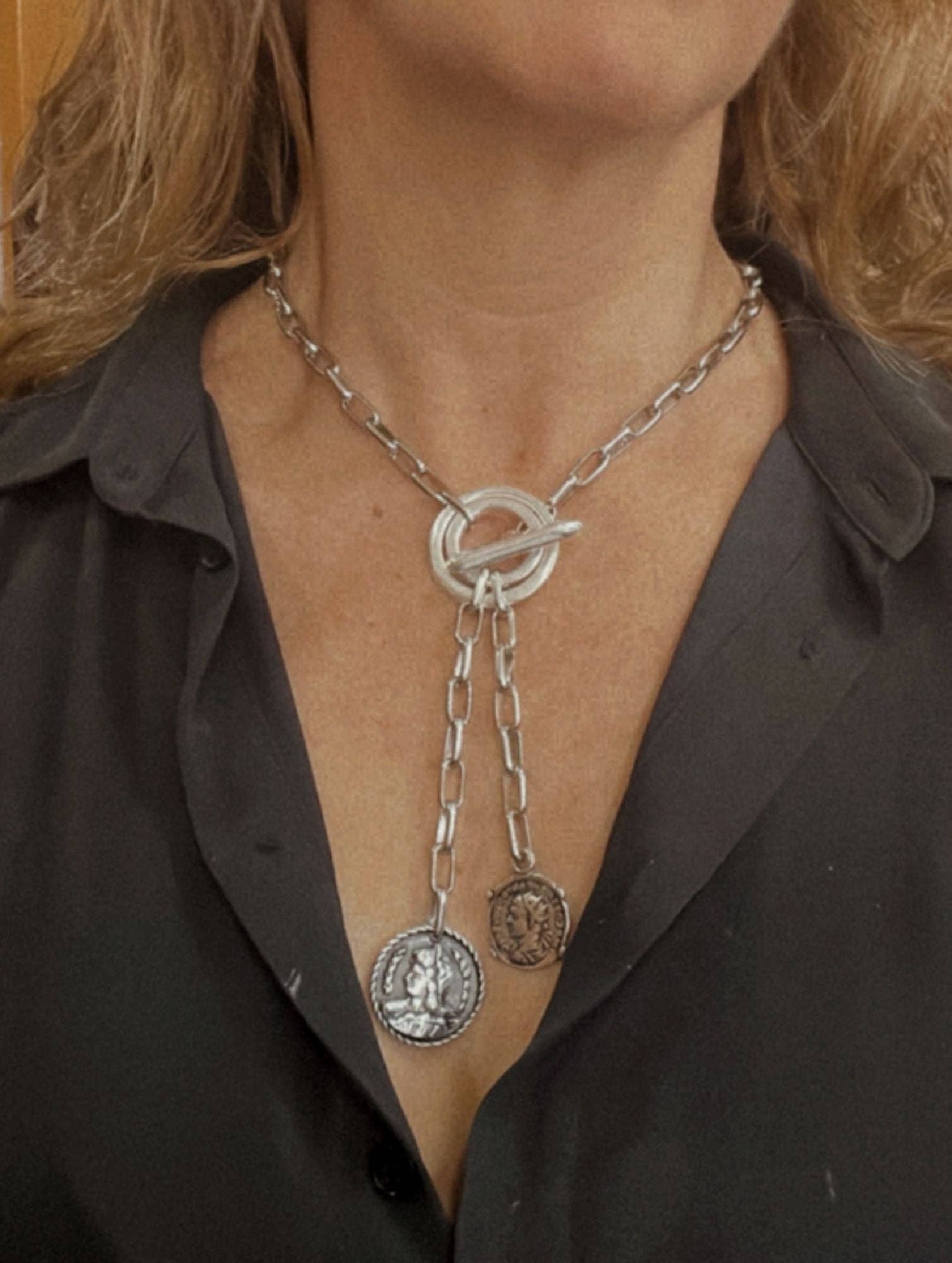 Gloria Mago - Vente Colliers à pendentif - Collier noué avec double pendentif pièce et barre en argent1