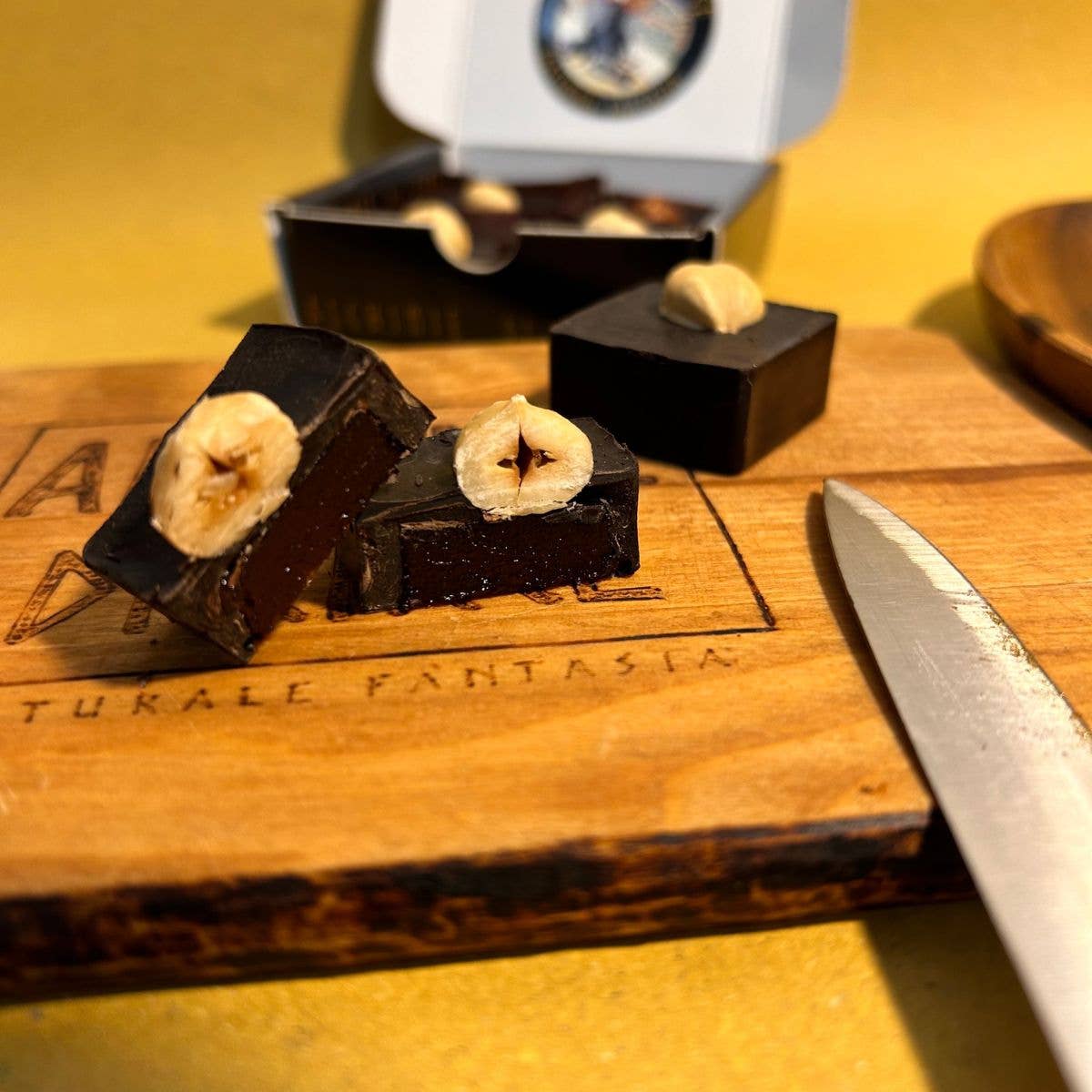 Alchimie di Circe - Wholesale Chocolate Bar - 70% single-origin dark chocolate - Apricot and hazelnuts2