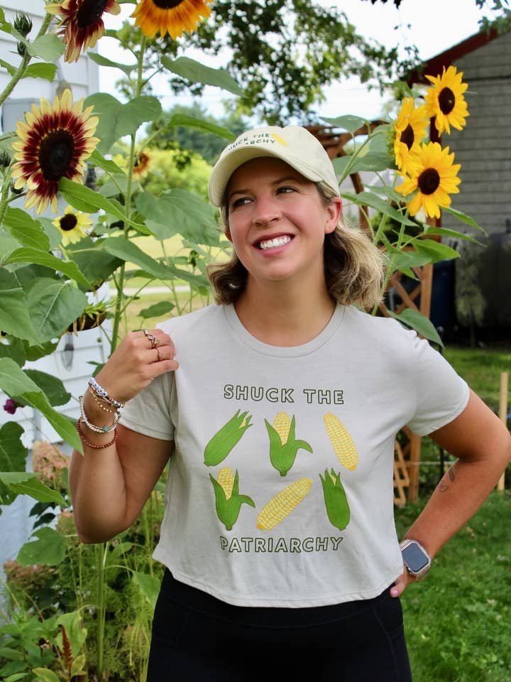 Camiseta de Cultivo de Maíz "Desgrana el Patriarcado" - ropa feminista para amantes de la comida para venta al por mayor de Overseasoned