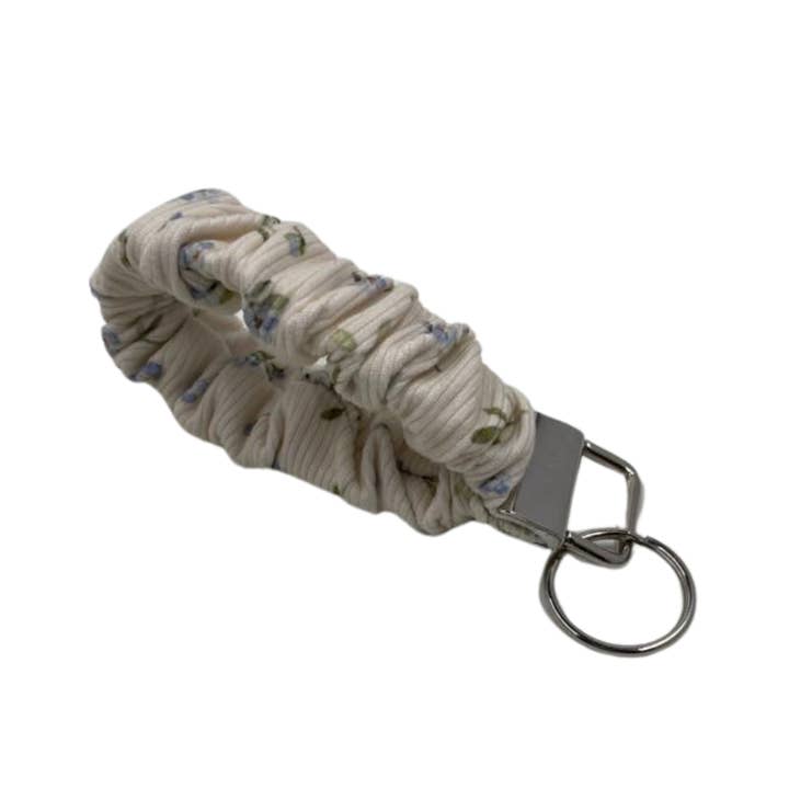 PORTE-CLÉS CHOUCHOU VIOLETTES SUR CRÈME pour la vente par Nina Marie Scrunchies+