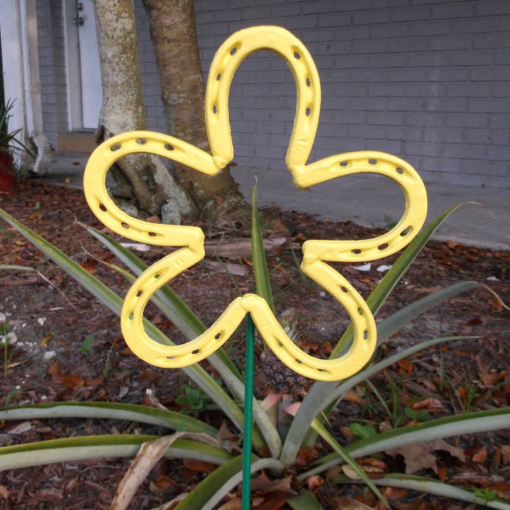 Fleur jaune en forme de fer à cheval, piquet de jardin en métal, art de jardin pour la vente par Creations Welded