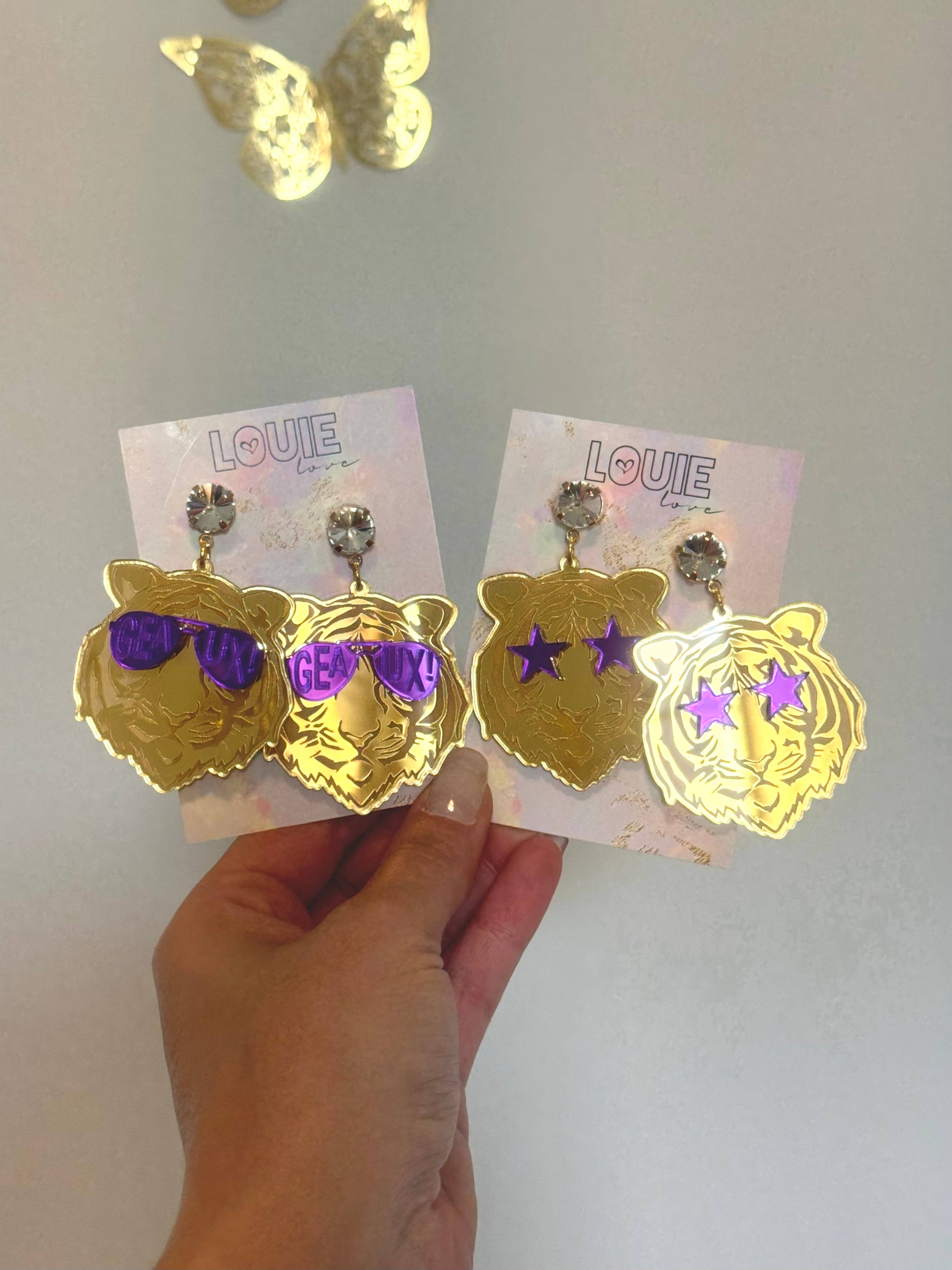 Louie Love - Vente Boucles d'oreilles pendantes - Boucles d'oreilles Rockstar Geaux en forme de tête de tigre en acrylique doré et violet3