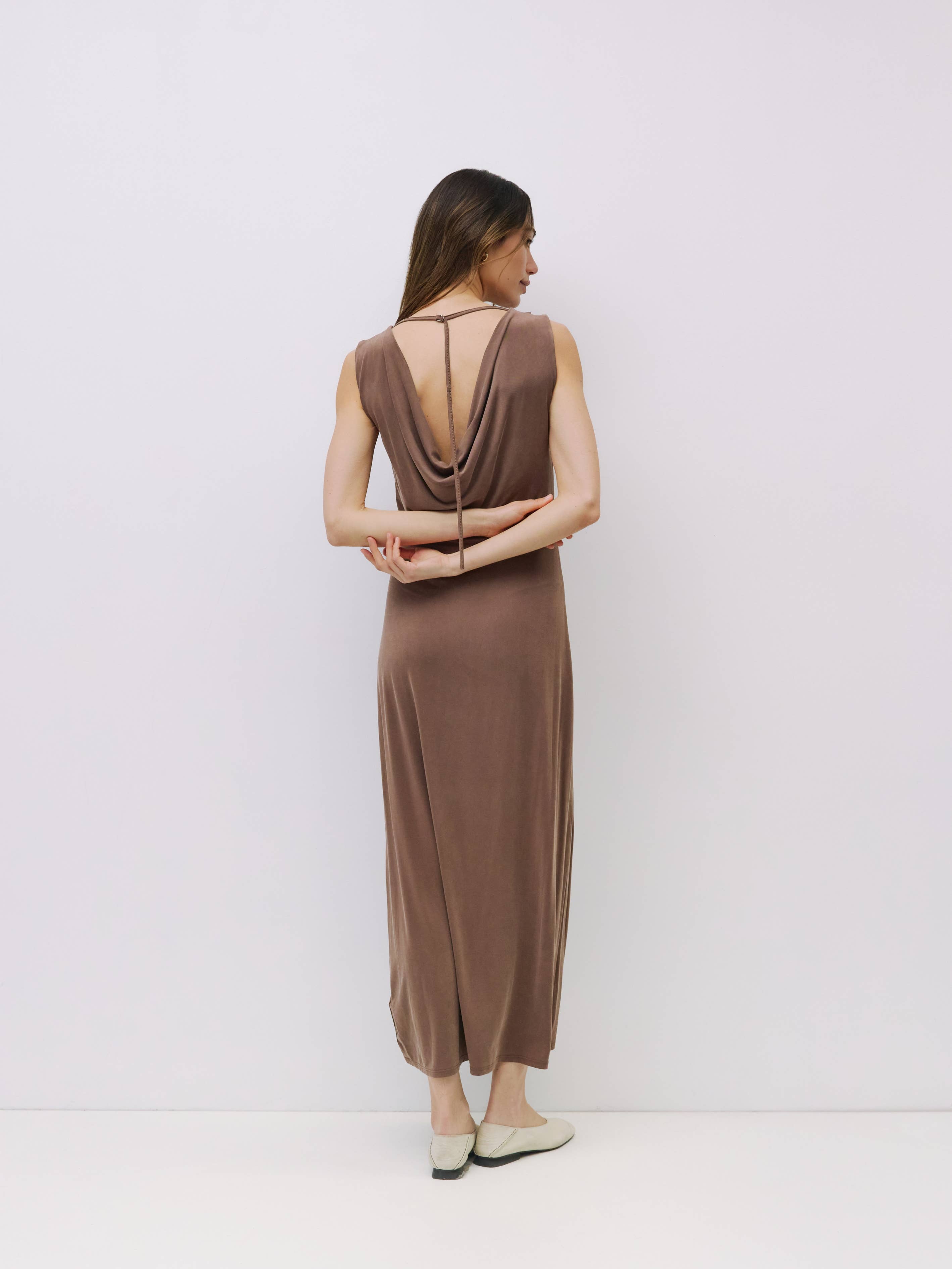 MOD REF – Großhandel Kleid – Damen – Das Benson-Kleid | Strick-Maxikleid mit Wasserfallausschnitt am Rücken14