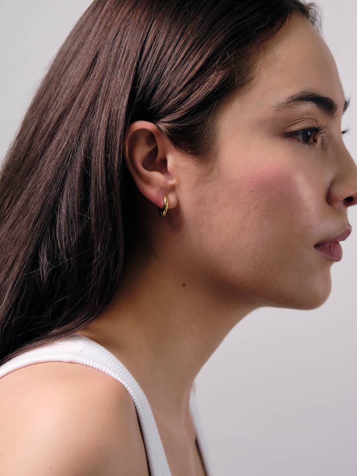 Hoop 001 | Små Huggie Hoop øreringe for engroshandel hos Ounce