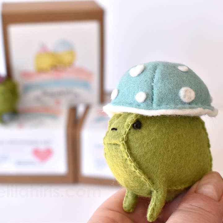 DelilahIris Designs - Vendita all'ingrosso Kit da cucito creativo - Kit da cucito in feltro a forma di rana, fai da te e regalo unico