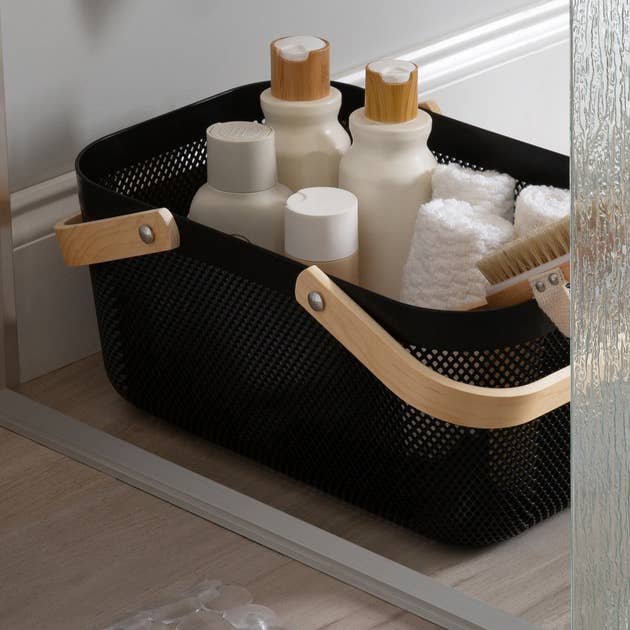 CESTA DE ALMACENAMIENTO DE MALLA N&T PLEXUS NEGRA CON MANGO DE MADERA, 17 L para venta al por mayor de Moda at Home Enterprises, Ltd