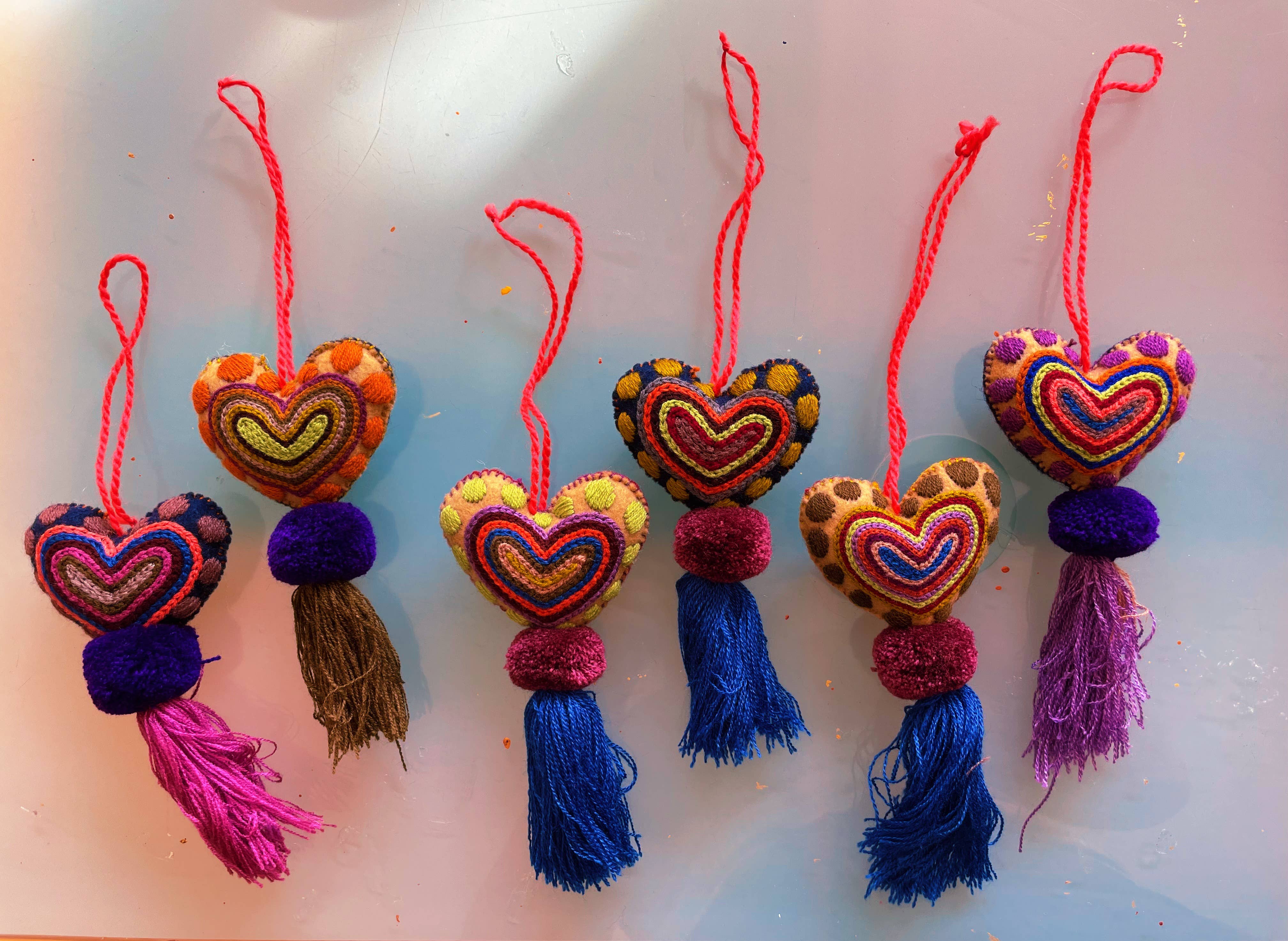 Pura Vida - Wholesale Ornament - Kerstversiering met geborduurd hart en luipaardkwastje5