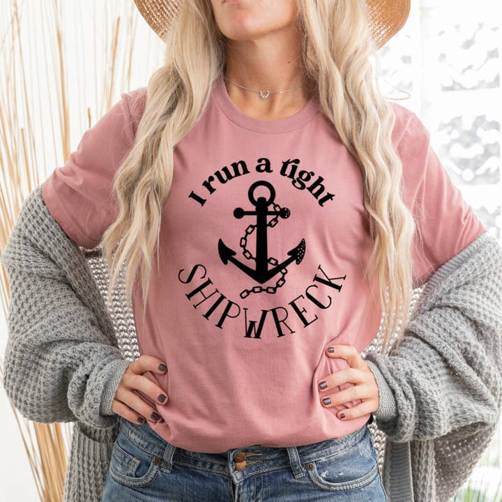 T-Shirt mit „I Run A Tight Shipwreck“ -Grafik für den Großhandel von Londas Trendy Tees
