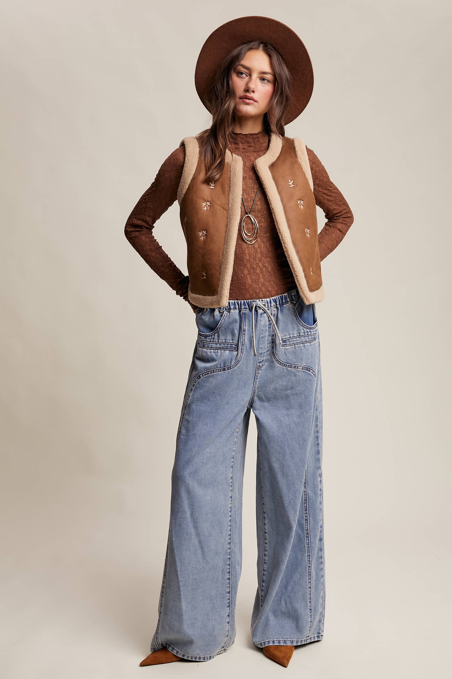 Listicle - Vendita all'ingrosso Gilè imbottito - Donna - Gilet in Finta Pelle Scamosciata Ricamata con Pelliccia Sintetica7