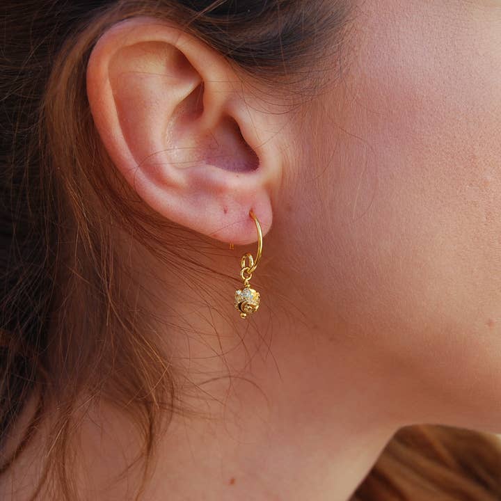 Yneda Jewels – wholesale Hoop-örhängen – Sterlingsilver hoops örhängen med kulor.