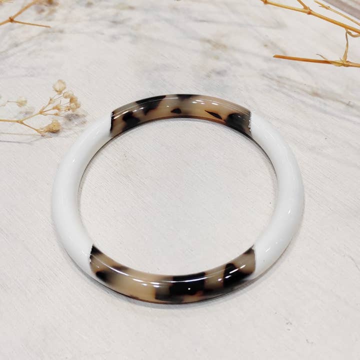 LOLO & YAYA – wholesale Manschettarmband – Tjock stel armring, 8 mm, leopard i harts9
