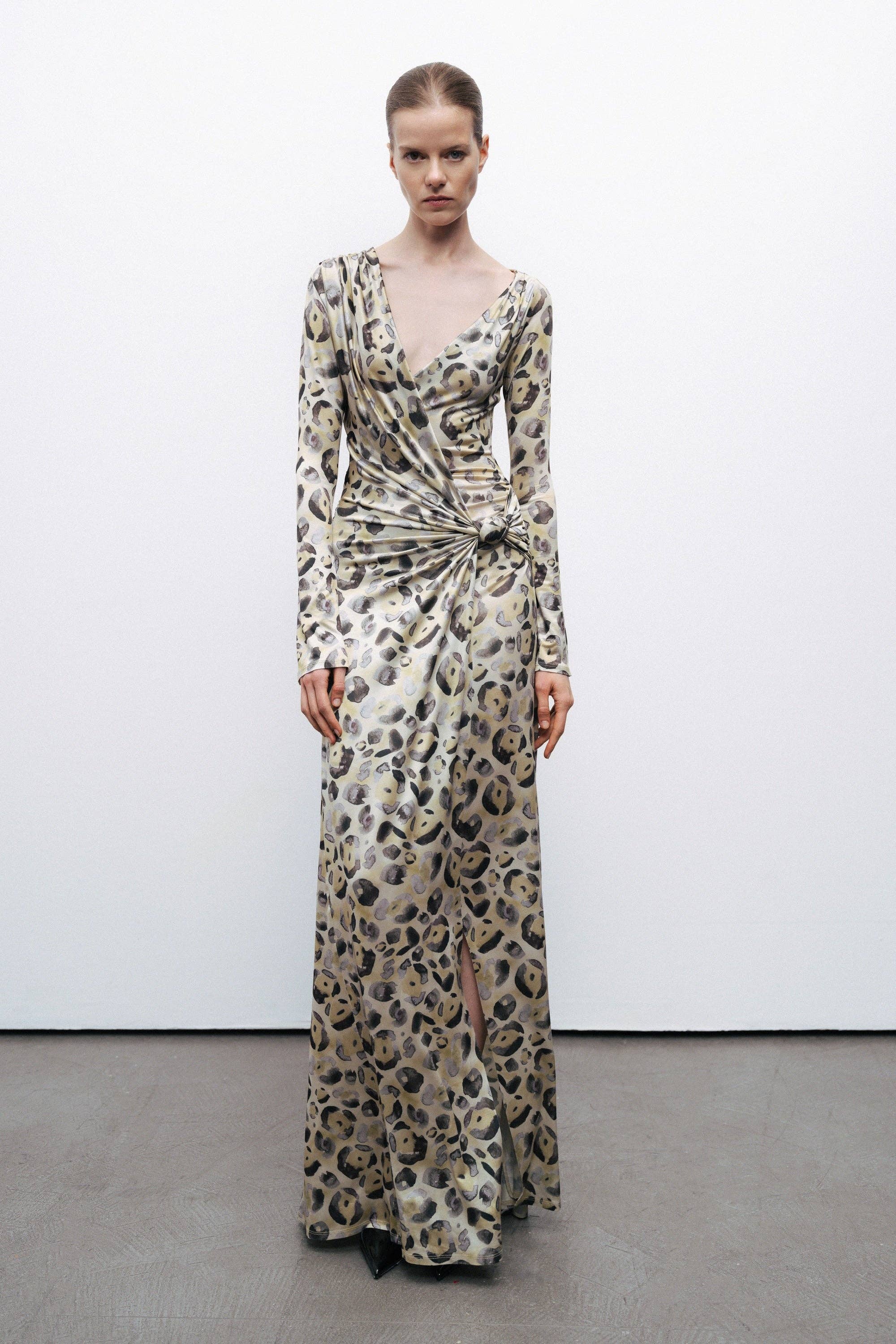 Variante Vestido maxi com detalhe torcido para venda a revendedores na Faire