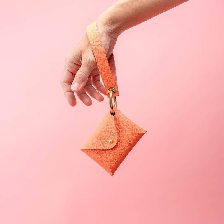 Ensemble de porte-monnaie et bracelet en cuir grainé corail pour la vente par Avryn Co.