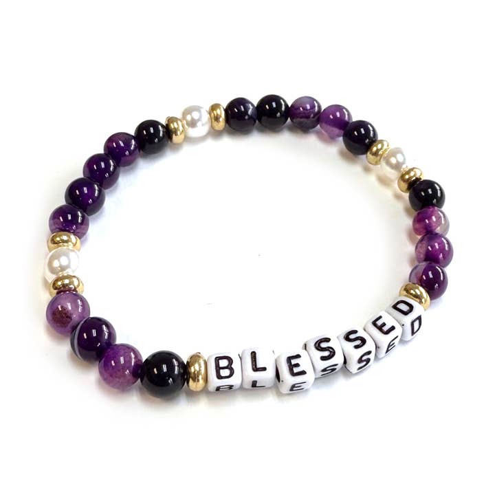 Bracelet extensible perlé de perles de verre et de lettre bénie pour la vente par StarryNYC