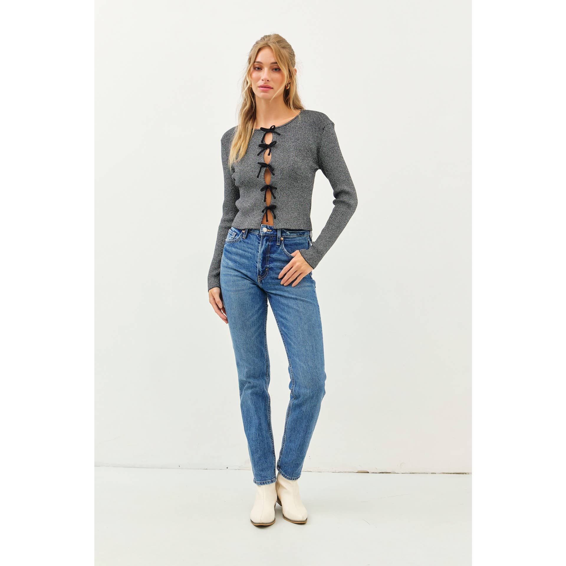 idem ditto – Großhandel Strickpullover – Damen – BOLD STATEMENT METALLIC STRICKPULLOVER MIT SCHLEIFEN23