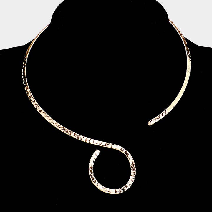 Collana girocollo aperta Omega a spirale in metallo testurizzato per la vendita all'ingrosso da parte di Sensibling Corp.