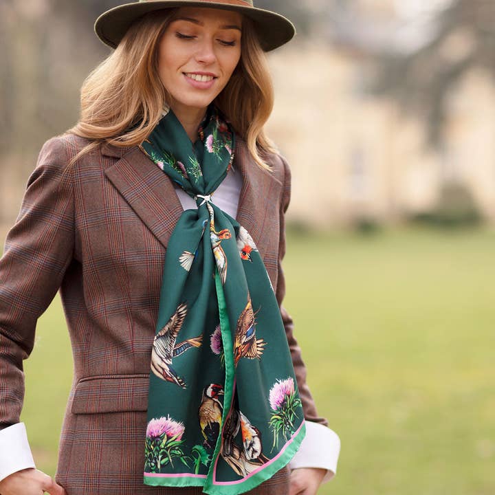 Vandra på den vilda sidan skogsgrön klassisk sidenscarf för wholesale av Clare Haggas