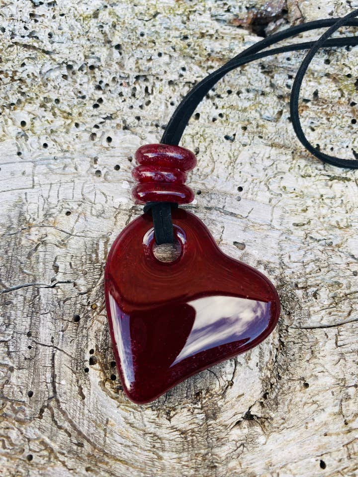 Colar Coração Vermelho com detalhe em conta por atacado de Ally Glass Studio