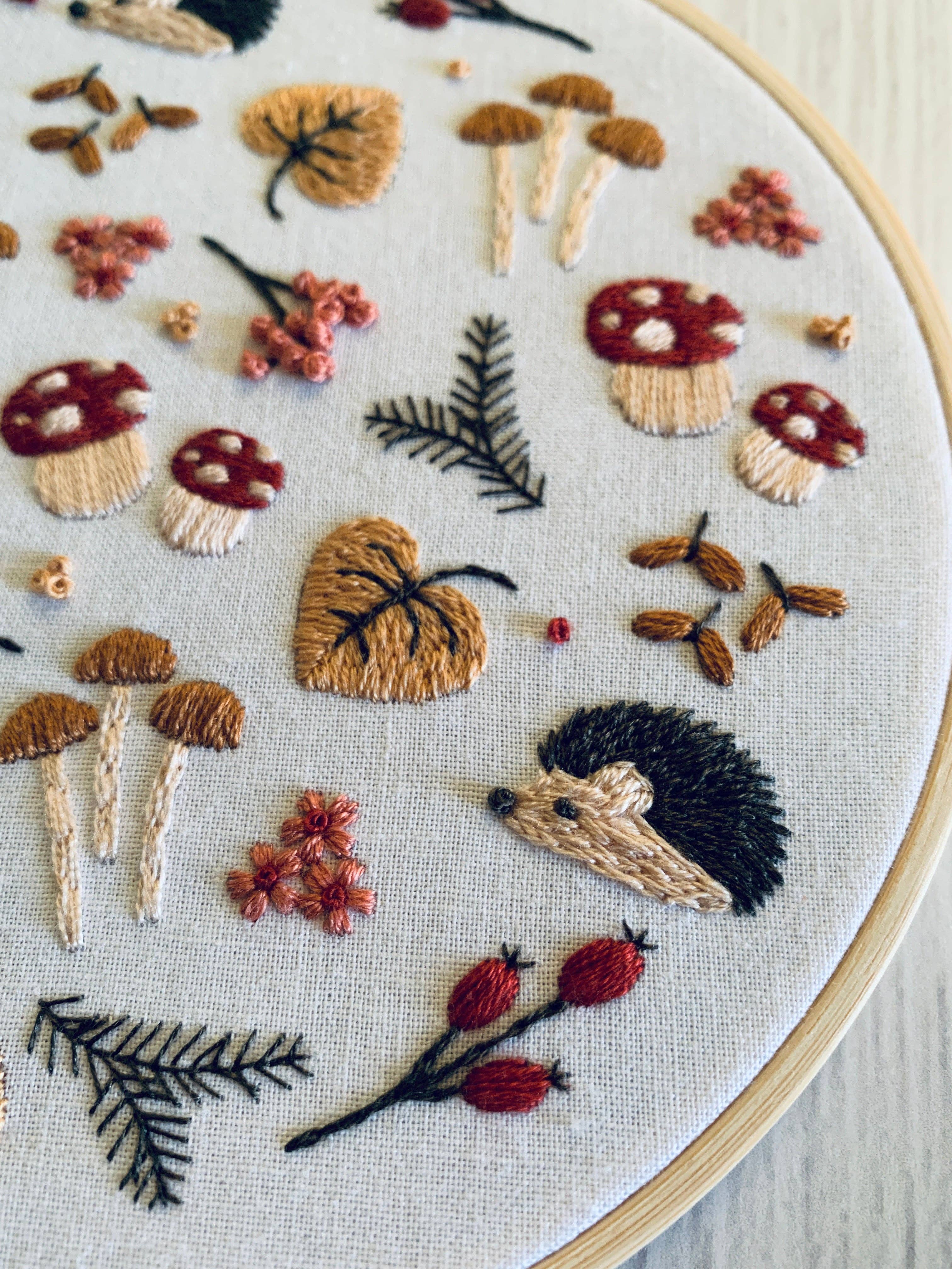 Rose Stitch Art - Vente Accessoire de broderie/point de croix - Kit de broderie Hérisson et Champignon - Artisanat DIY pour débutants pour la détente et la pleine conscience. Modèle de couture à la main Forêt d'hiver9